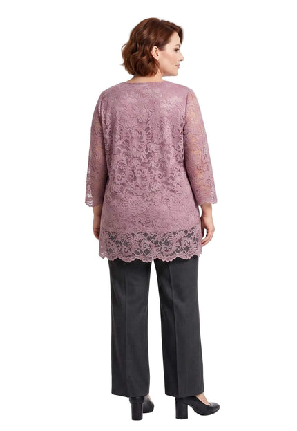 Πίσω όψη από την κομψή τουνίκ με δαντέλα σε ροζ-μωβ απόχρωση, σε ολόσωμη λήψη για μεγάλα μεγέθη.