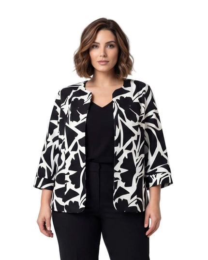 Μπροστινή όψη από κομψό ασπρόμαυρο γυναικείο σακάκι σε μεγάλα μεγέθη. Διακρίνεται το εμπριμέ σχέδιο, τα μανίκια 3/4 και η άνετη ίσια γραμμή χωρίς κουμπιά.