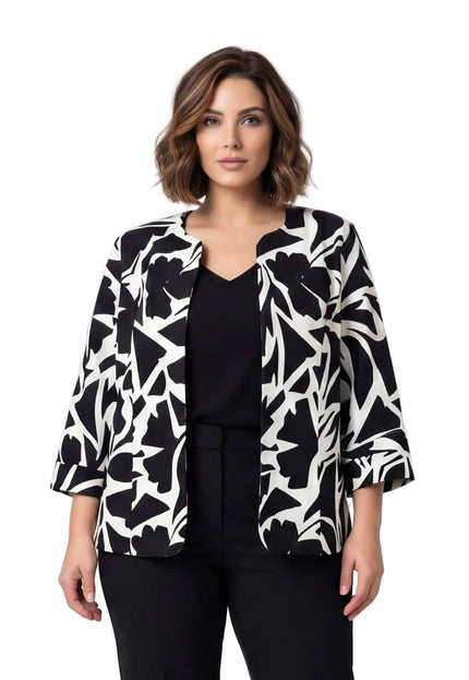 Μπροστινή όψη από κομψό ασπρόμαυρο γυναικείο σακάκι σε μεγάλα μεγέθη. Διακρίνεται το εμπριμέ σχέδιο, τα μανίκια 3/4 και η άνετη ίσια γραμμή χωρίς κουμπιά.