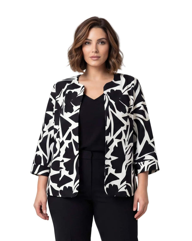 Μπροστινή όψη από κομψό ασπρόμαυρο γυναικείο σακάκι σε μεγάλα μεγέθη. Διακρίνεται το εμπριμέ σχέδιο, τα μανίκια 3/4 και η άνετη ίσια γραμμή χωρίς κουμπιά.