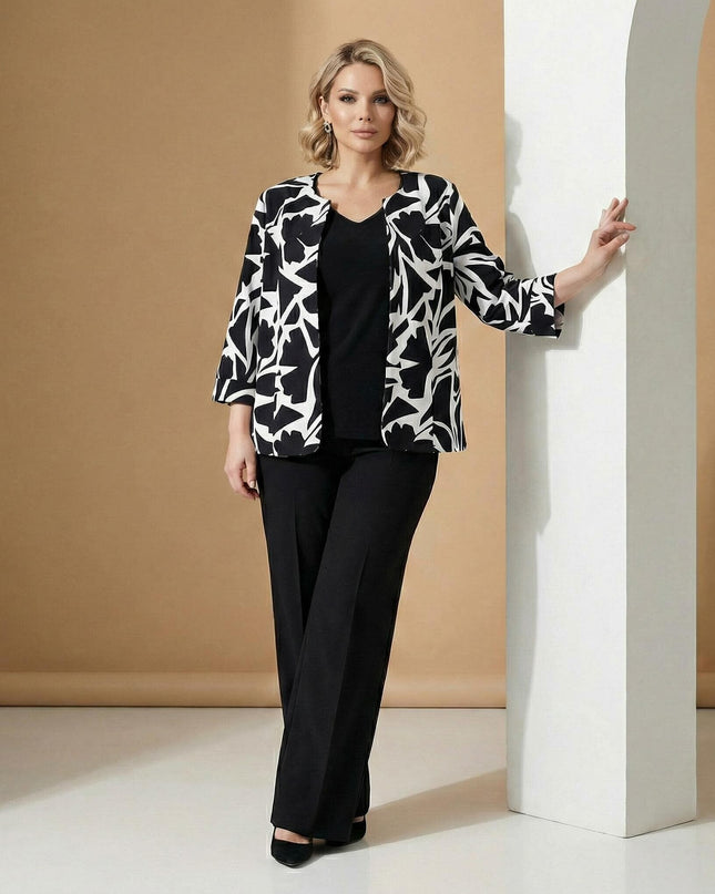 Ολόσωμη λήψη με κομψό ασπρόμαυρο γυναικείο σακάκι σε μεγάλα μεγέθη, χωρίς κούμπωμα, με μοντέρνο εμπριμέ σχέδιο, συνδυασμένο με μαύρο σύνολο.