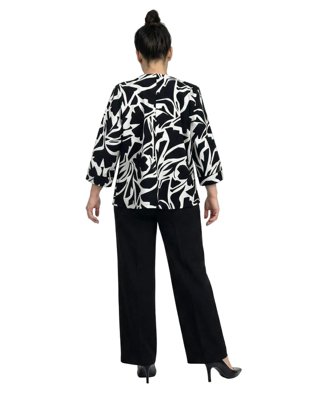 Πίσω όψη από κομψό ασπρόμαυρο γυναικείο σακάκι σε μεγάλα μεγέθη, με μοντέρνο σχέδιο και άνετη ίσια γραμμή.