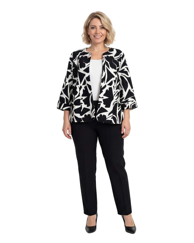 Κομψό ασπρόμαυρο γυναικείο σακάκι χωρίς κούμπωμα σε μεγάλα μεγέθη, με μοντέρνο μοτίβο και 3/4 μανίκια, σε ολόσωμη λήψη μοντέλου.