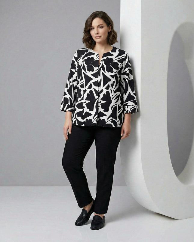 Ολόσωμη λήψη μοντέλου που φοράει κομψό ασπρόμαυρο γυναικείο σακάκι σε μεγάλα μεγέθη. Διαθέτει άνετη γραμμή χωρίς κούμπωμα και μοντέρνο μοτίβο για στυλάτες εμφανίσεις.