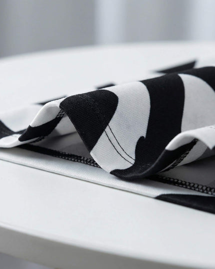 Κοντινή λεπτομέρεια υφάσματος και ραφής σε κομψό ασπρόμαυρο γυναικείο σακάκι χωρίς κούμπωμα για μεγάλα μεγέθη.