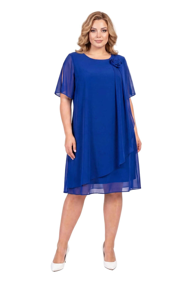 Ολόσωμη λήψη σε λευκό φόντο με επίσημο φόρεμα μπλε ρουά για μεγάλα μεγέθη. Διαθέτει αέρινο σιφόν, σκισίματα στα μανίκια και τριαντάφυλλο στον ώμο.