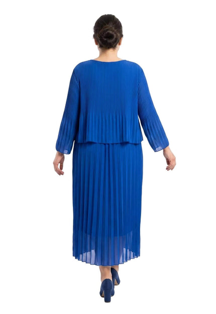 Πίσω όψη από κομψό επίσημο πλισέ φόρεμα plus size σε εκθαμβωτικό μπλε ρουά χρώμα, αναδεικνύοντας τα επίπεδα στο επάνω μέρος.