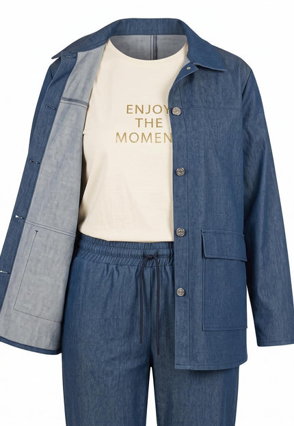 Γυναικείο σετ για καμπύλες με μπλε denim παντελόνι, σακάκι και κρεμ t-shirt, σε λευκό φόντο.
