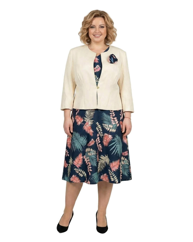 Κομψό γυναικείο ταγιέρ σε μεγάλα μεγέθη με μπεζ σακάκι και φλοράλ φόρεμα σε μπλε αποχρώσεις, σε ολόσωμη λήψη με λευκό φόντο.