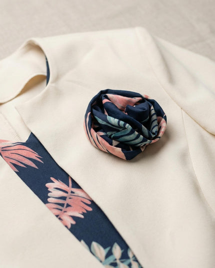 Κοντινή λεπτομέρεια μπεζ σακακιού με διακοσμητικό φλοράλ τριαντάφυλλο από κομψό γυναικείο ταγιέρ σε μεγάλα μεγέθη.