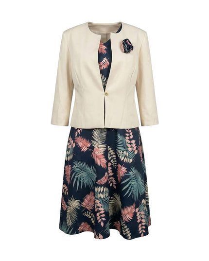 Κομψό γυναικείο ταγιέρ σε μεγάλα μεγέθη με μπεζ σακάκι, διακοσμητικό λουλούδι και φλοράλ φόρεμα, σε λευκό φόντο.