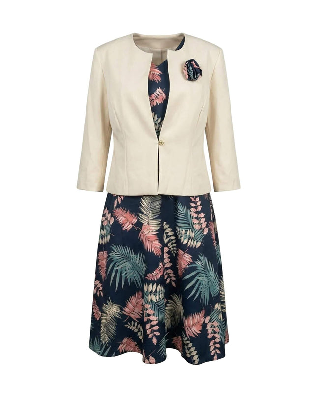 Κομψό γυναικείο ταγιέρ σε μεγάλα μεγέθη με μπεζ σακάκι, διακοσμητικό λουλούδι και φλοράλ φόρεμα, σε λευκό φόντο.