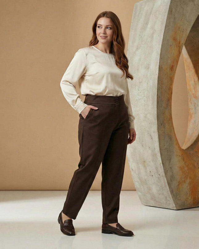 Κομψό καφέ ψηλόμεσο παντελόνι με κουμπιά στη ζώνη και πρακτικές τσέπες, σχεδιασμένο για μεγάλα μεγέθη, σε ολόσωμη λήψη που αναδεικνύει την εφαρμογή.