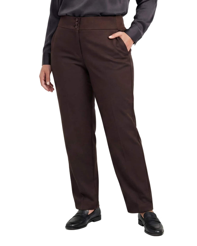 Κομψό καφέ ψηλόμεσο παντελόνι σε ίσια γραμμή με λεπτομέρεια τριών κουμπιών στη ζώνη. Μοντέρνο plus size σχέδιο με τσέπες, φωτογραφημένο μπροστά σε λευκό φόντο.