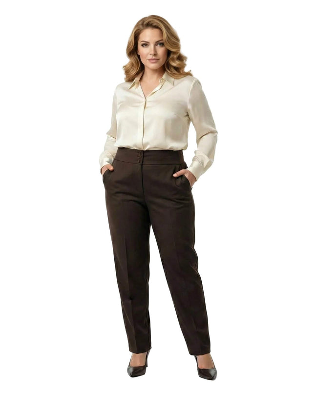 Ολόσωμη λήψη από κομψό καφέ ψηλόμεσο παντελόνι με κουμπιά στη μέση και τσέπες. Κλασική ίσια γραμμή σε μεγάλα μεγέθη που κολακεύει, σε λευκό φόντο.