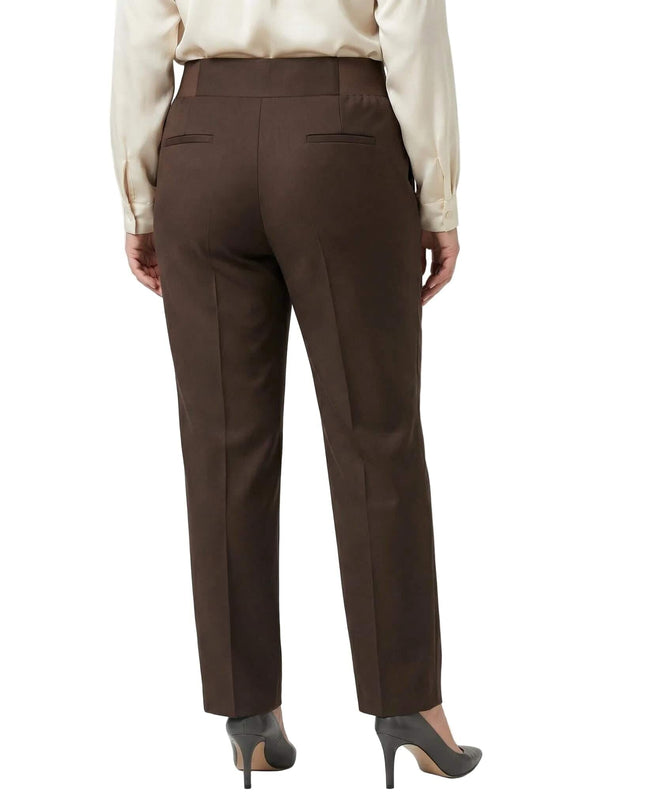 Πίσω όψη από κομψό καφέ ψηλόμεσο παντελόνι σε μεγάλα μεγέθη, με ίσια γραμμή και διακριτικές τσέπες πίσω, συνδυασμένο με γκρι γόβες.