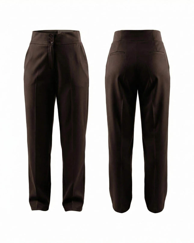 Κομψό καφέ ψηλόμεσο παντελόνι για μεγάλα μεγέθη, που απεικονίζει ταυτόχρονα την μπροστινή όψη με τα διακοσμητικά κουμπιά και την πίσω όψη σε λευκό φόντο.