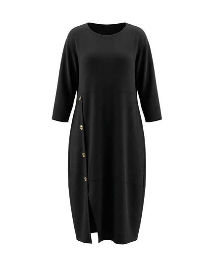 Κομψό μαύρο επίσημο εβαζέ φόρεμα σε μεγάλα μεγέθη, flat lay λήψη μπροστά σε λευκό φόντο.