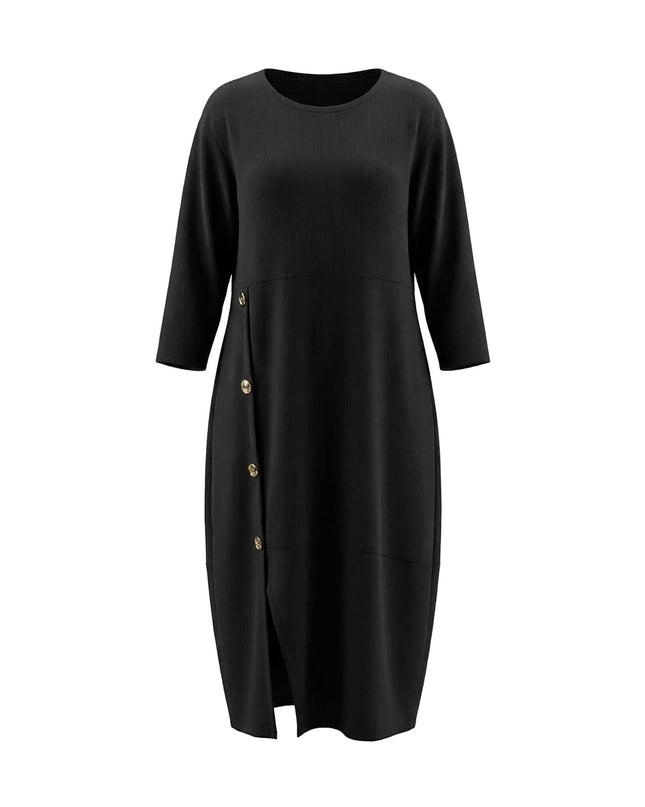 Κομψό μαύρο επίσημο εβαζέ φόρεμα σε μεγάλα μεγέθη, flat lay λήψη μπροστά σε λευκό φόντο.