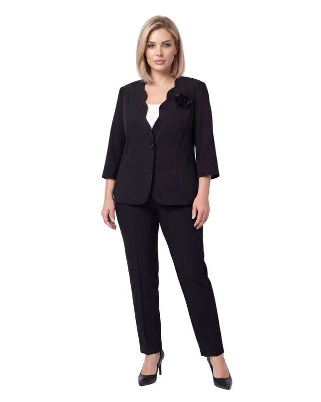 Ολόσωμη λήψη σε λευκό φόντο: Κομψό μαύρο γυναικείο σακάκι plus size με κυματιστή λαιμόκοψη χωρίς πέτο, κλείσιμο με ένα κουμπί και υφασμάτινο 3D τριαντάφυλλο.