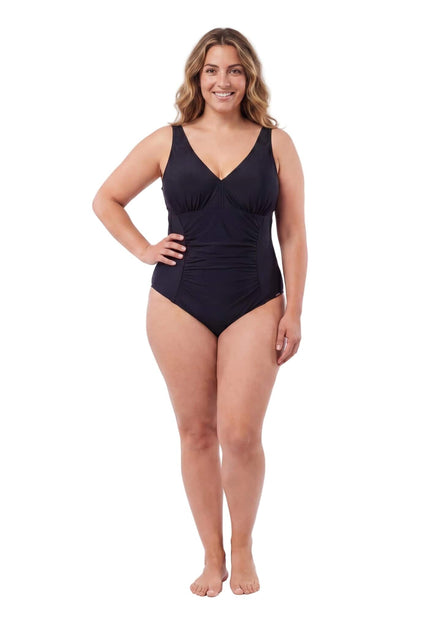 Κομψό μαύρο ολόσωμο μαγιό plus size σε λευκό φόντο, με V ντεκολτέ, φαρδιές τιράντες και διακριτικό ντραπέ σχέδιο που κολακεύει τις καμπύλες.