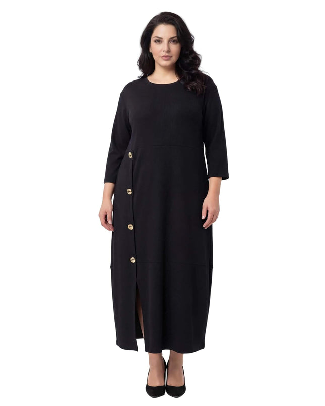 Ολόσωμη λήψη σε λευκό φόντο. Κομψό μαύρο επίσημο εβαζέ φόρεμα σε μεγάλα μεγέθη με 7/8 μανίκια, διακοσμητικά χρυσά κουμπιά και σκίσιμο.