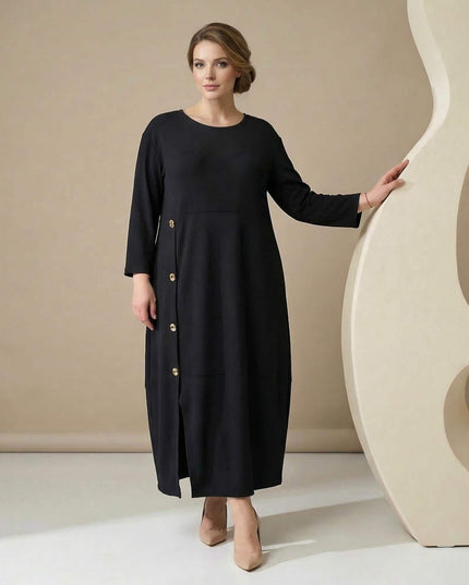 Κομψό μαύρο επίσημο εβαζέ φόρεμα σε μεγάλα μεγέθη, ολόσωμη λήψη της μπροστινής όψης με διακοσμητικά χρυσά κουμπιά στο πλάι.