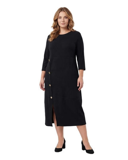 Κομψό μαύρο επίσημο εβαζέ φόρεμα σε μεγάλα μεγέθη. Ολόσωμη λήψη σε λευκό φόντο που αναδεικνύει τα χρυσά κουμπιά στο πλάι και το κομψό σκίσιμο μπροστά.