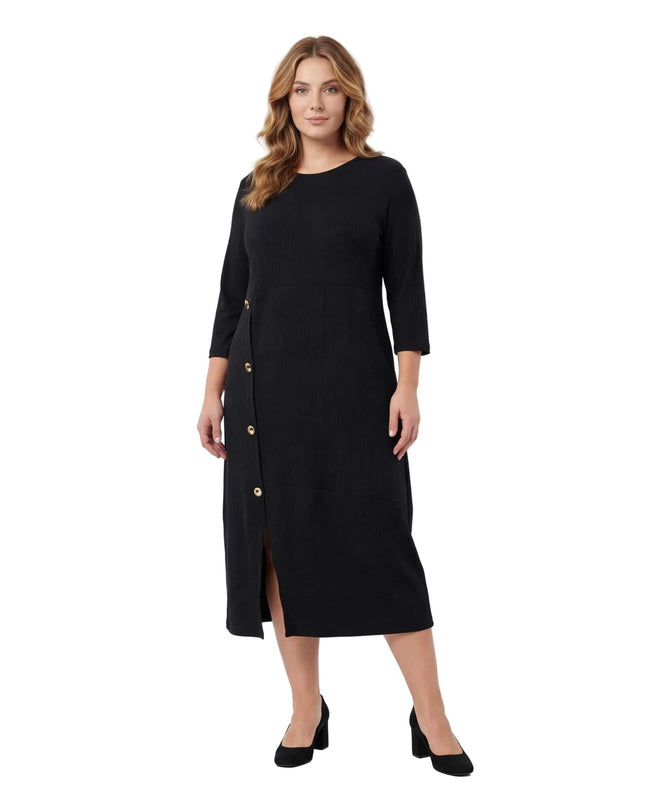 Κομψό μαύρο επίσημο εβαζέ φόρεμα σε μεγάλα μεγέθη. Ολόσωμη λήψη σε λευκό φόντο που αναδεικνύει τα χρυσά κουμπιά στο πλάι και το κομψό σκίσιμο μπροστά.