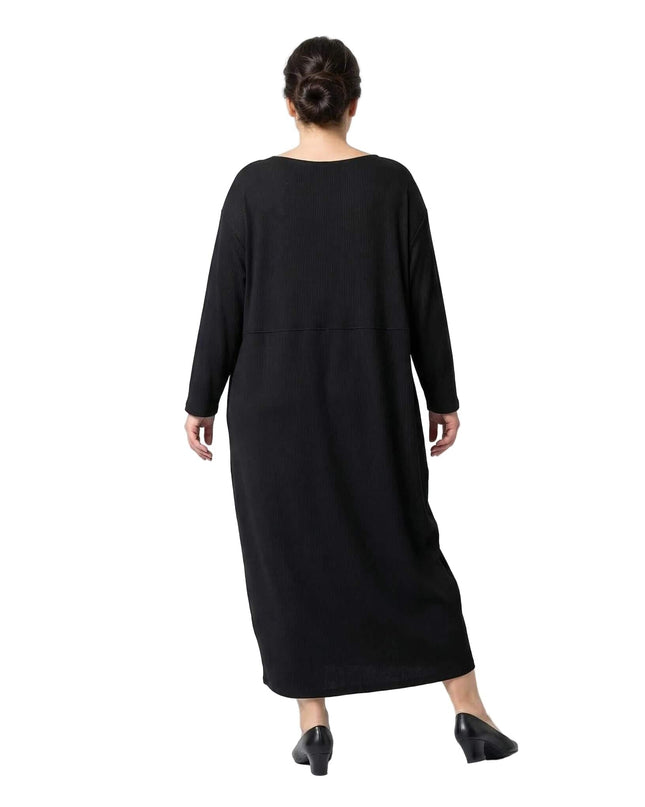 Πίσω όψη από κομψό μαύρο επίσημο εβαζέ φόρεμα σε μεγάλα μεγέθη. Διακρίνονται τα πρακτικά μανίκια 7/8 και η χαρακτηριστική οριζόντια ραφή στην πλάτη.