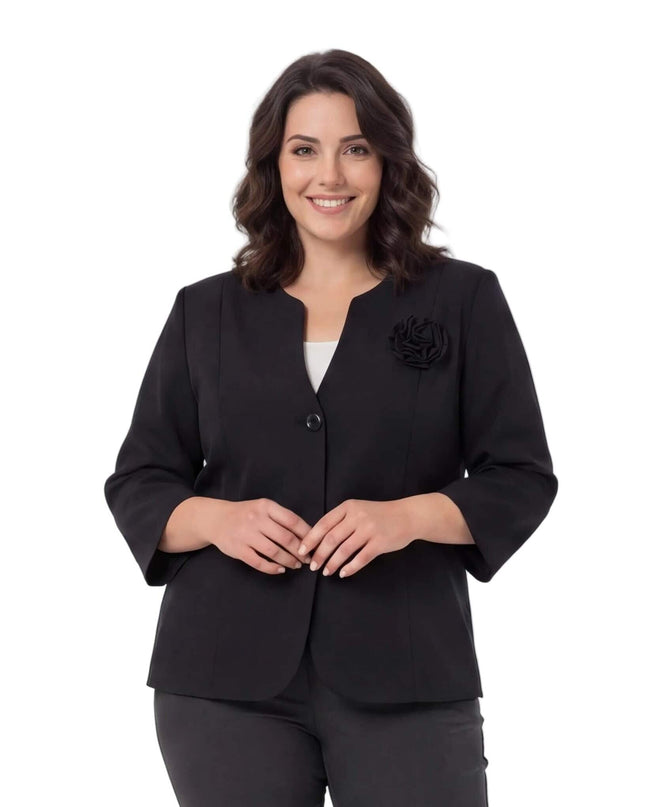 Κομψό μαύρο σακάκι plus size με κυματιστή λαιμόκοψη, μανίκια 3/4 και 3D τριαντάφυλλο. Λήψη μέχρι τη μέση που δείχνει την ίσια γραμμή εφαρμογής.
