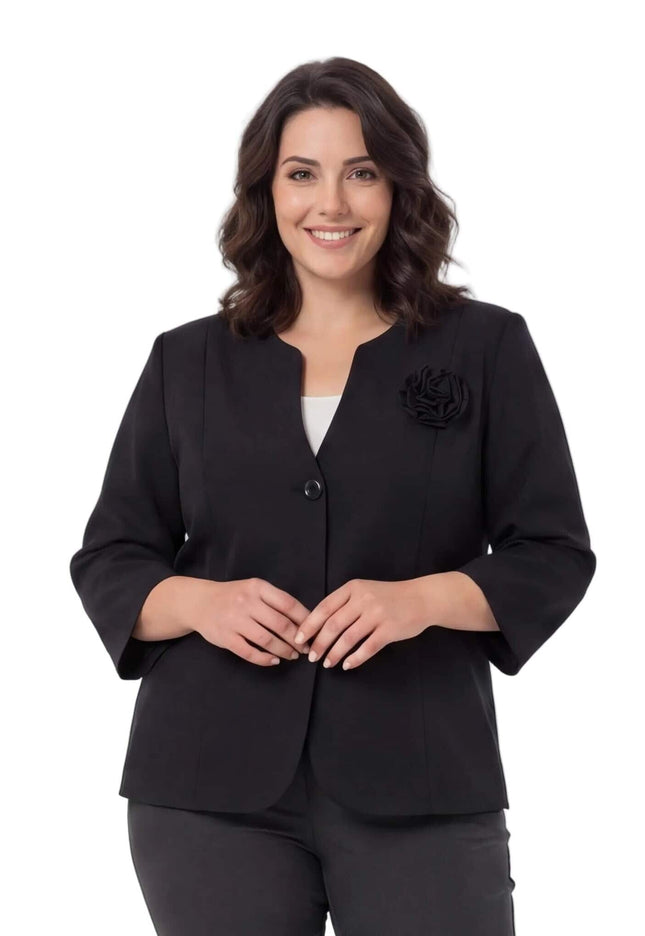 Κομψό μαύρο σακάκι plus size με κυματιστή λαιμόκοψη, μανίκια 3/4 και 3D τριαντάφυλλο. Λήψη μέχρι τη μέση που δείχνει την ίσια γραμμή εφαρμογής.