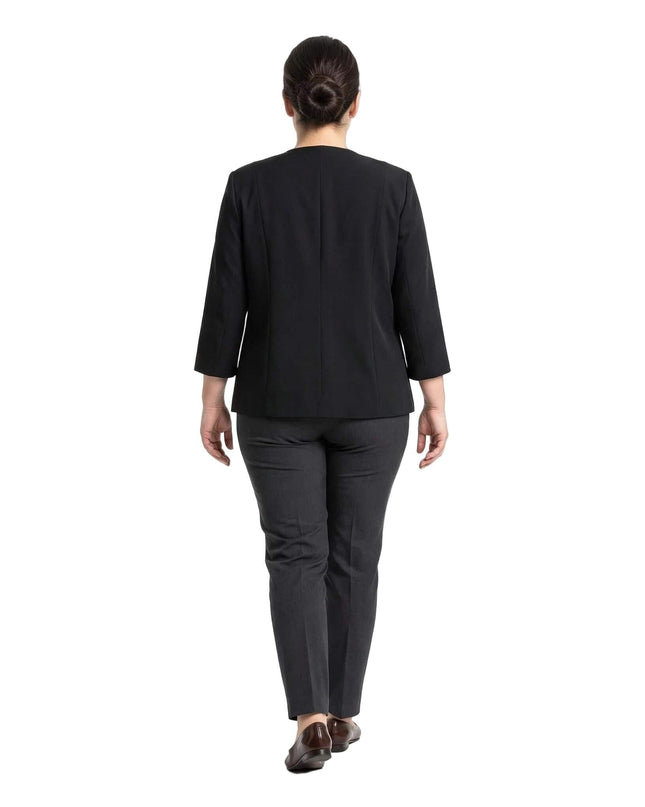 Πίσω όψη γυναικείου κομψού μαύρου σακακιού plus size. Απλή, ίσια γραμμή από ελαστική βισκόζη σε λευκό φόντο.