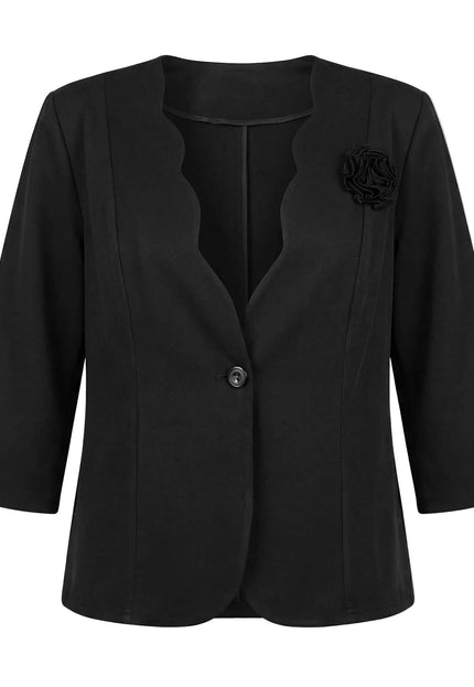 Μαύρο γυναικείο σακάκι plus size με κυματιστή λαιμόκοψη, κλείσιμο με ένα κουμπί και διακοσμητικό 3D τριαντάφυλλο, φωτογραφημένο σε λευκό φόντο.