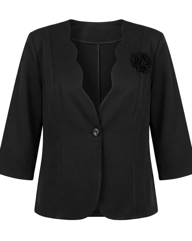 Μαύρο γυναικείο σακάκι plus size με κυματιστή λαιμόκοψη, κλείσιμο με ένα κουμπί και διακοσμητικό 3D τριαντάφυλλο, φωτογραφημένο σε λευκό φόντο.