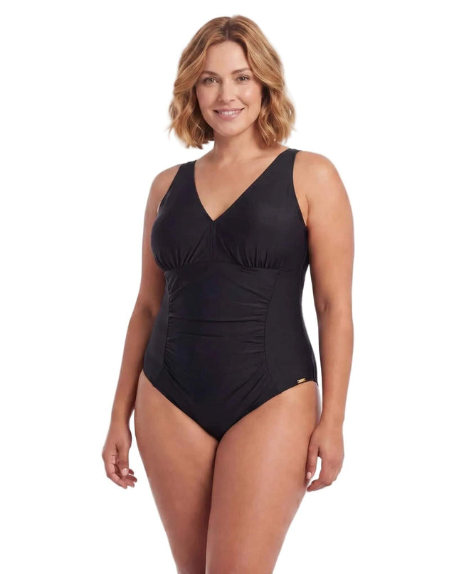 Μαύρο ολόσωμο μαγιό plus size με V ντεκολτέ και κομψές ντραπέ λεπτομέρειες στη μέση, σε λευκό φόντο.