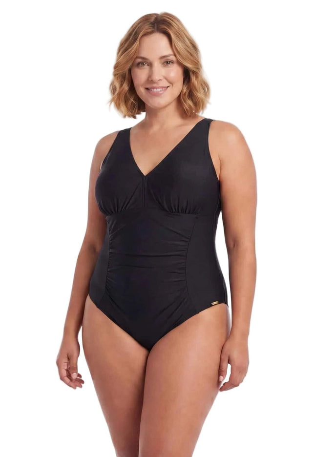Μαύρο ολόσωμο μαγιό plus size με V ντεκολτέ και κομψές ντραπέ λεπτομέρειες στη μέση, σε λευκό φόντο.