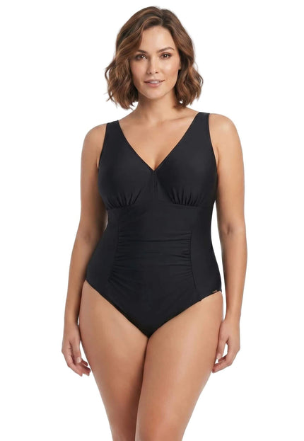 Μαύρο ολόσωμο μαγιό plus size με V ντεκολτέ, φαρδιές τιράντες και ντραπέ λεπτομέρειες. Λήψη από μπροστά.