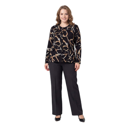 Κομψό μαύρο σακάκι μεγάλα μεγέθη με αφηρημένο σχέδιο σε γήινους τόνους και κουμπιά, σε ολόσωμη λήψη με λευκό φόντο.