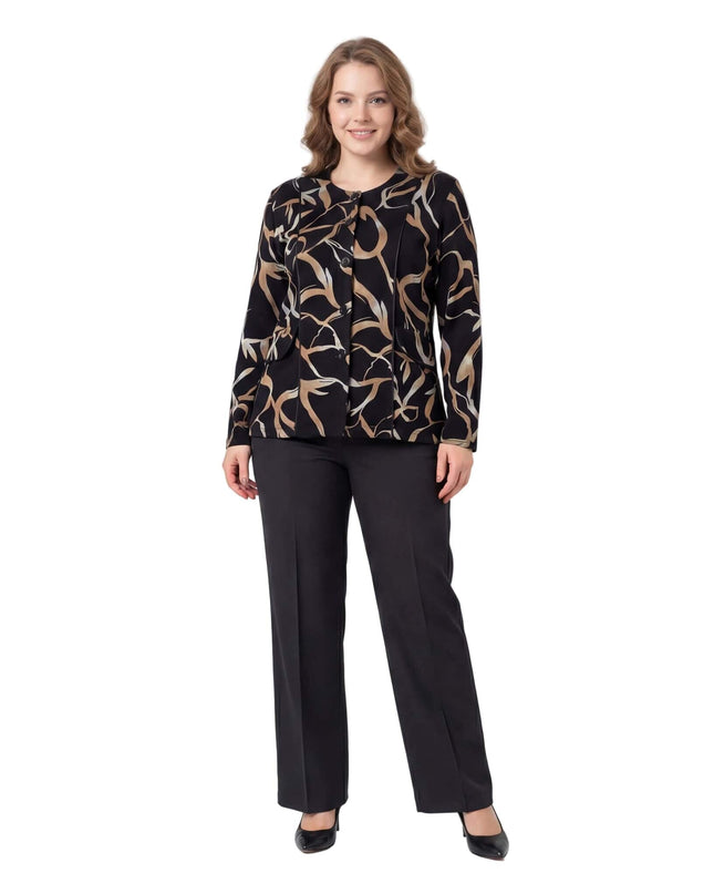 Κομψό μαύρο σακάκι μεγάλα μεγέθη με αφηρημένο σχέδιο σε γήινους τόνους και κουμπιά, σε ολόσωμη λήψη με λευκό φόντο.