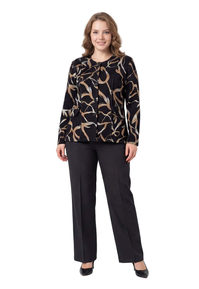 Κομψό μαύρο σακάκι μεγάλα μεγέθη με αφηρημένο σχέδιο σε γήινους τόνους και κουμπιά, σε ολόσωμη λήψη με λευκό φόντο.