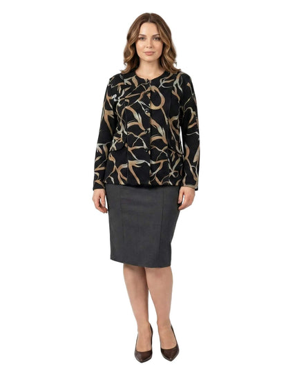 Κομψό μαύρο σακάκι μεγάλα μεγέθη με αφηρημένο σχέδιο σε μπεζ αποχρώσεις, σε ολόσωμη λήψη μοντέλου που το συνδυάζει με γκρι φούστα.