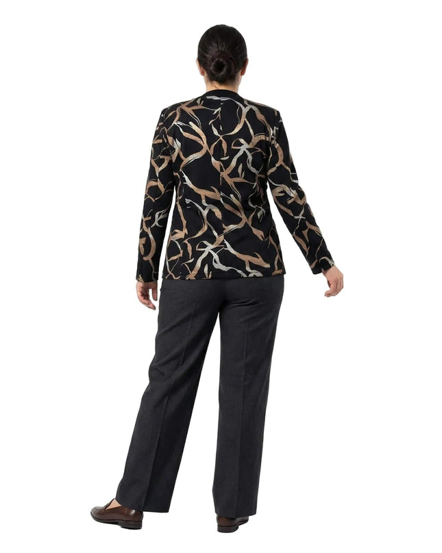 Πίσω όψη από κομψό μαύρο σακάκι μεγάλα μεγέθη με αφηρημένο σχέδιο σε γήινες αποχρώσεις, φορεμένο σε μοντέλο που αναδεικνύει την άνετη εφαρμογή.