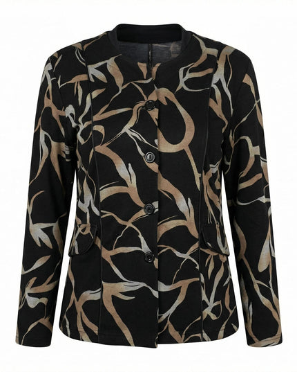 Κομψό μαύρο σακάκι μεγάλα μεγέθη με αφηρημένο σχέδιο σε μπεζ αποχρώσεις, στρογγυλή λαιμόκοψη και κλείσιμο με κουμπιά, φωτογραφημένο σε λευκό φόντο.