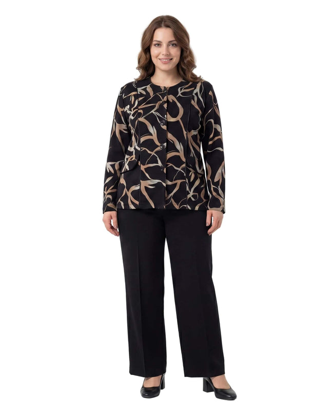 Κομψό μαύρο σακάκι μεγάλα μεγέθη με αφηρημένο σχέδιο σε μπεζ τόνους, φορεμένο από μοντέλο σε ολόσωμη λήψη με μαύρο παντελόνι σε λευκό φόντο.