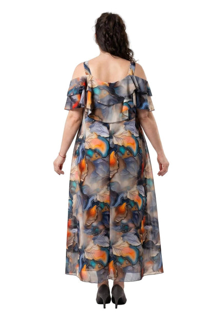 Πίσω όψη σε λευκό φόντο από κομψό plus size μάξι καλοκαιρινό φόρεμα με αφηρημένο πολύχρωμο μοτίβο και λεπτομέρεια με βολάν στην πλάτη.