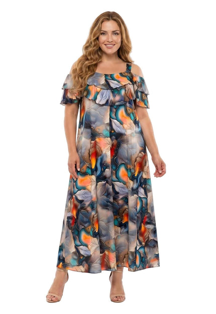 Κομψό plus size μάξι καλοκαιρινό φόρεμα με πολύχρωμο αφηρημένο μοτίβο και βολάν στους ώμους. Ολόσωμη λήψη σε λευκό φόντο.
