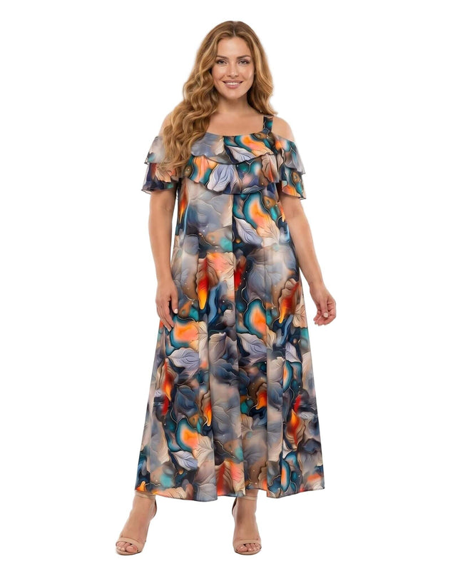 Κομψό plus size μάξι καλοκαιρινό φόρεμα με πολύχρωμο αφηρημένο μοτίβο και βολάν στους ώμους. Ολόσωμη λήψη σε λευκό φόντο.