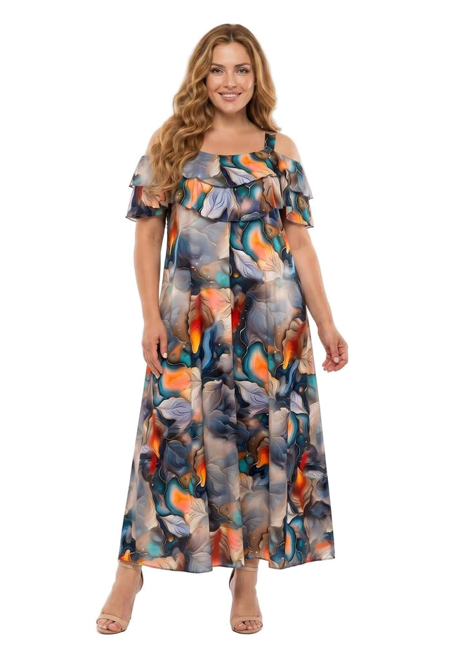Κομψό plus size μάξι καλοκαιρινό φόρεμα με πολύχρωμο αφηρημένο μοτίβο και βολάν στους ώμους. Ολόσωμη λήψη σε λευκό φόντο.