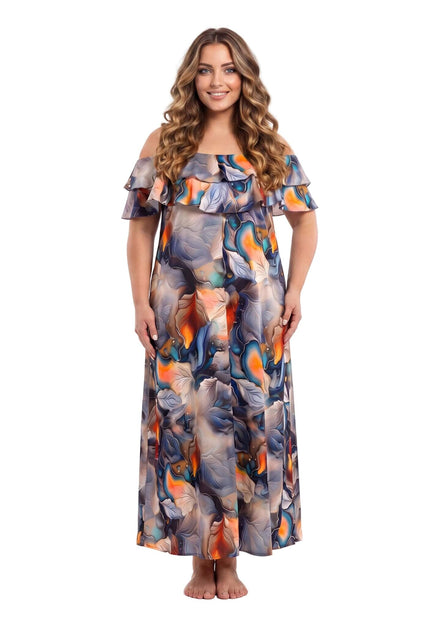 Κομψό plus size μάξι καλοκαιρινό φόρεμα με πολύχρωμο αφηρημένο μοτίβο και βολάν στους ακάλυπτους ώμους. Ολόσωμη λήψη μπροστά σε λευκό φόντο.